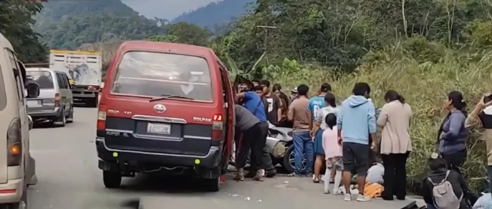 Dos vehículos impactan de frente en la ruta nueva Cochabamba – Santa Cruz y dejan al menos tres heridos