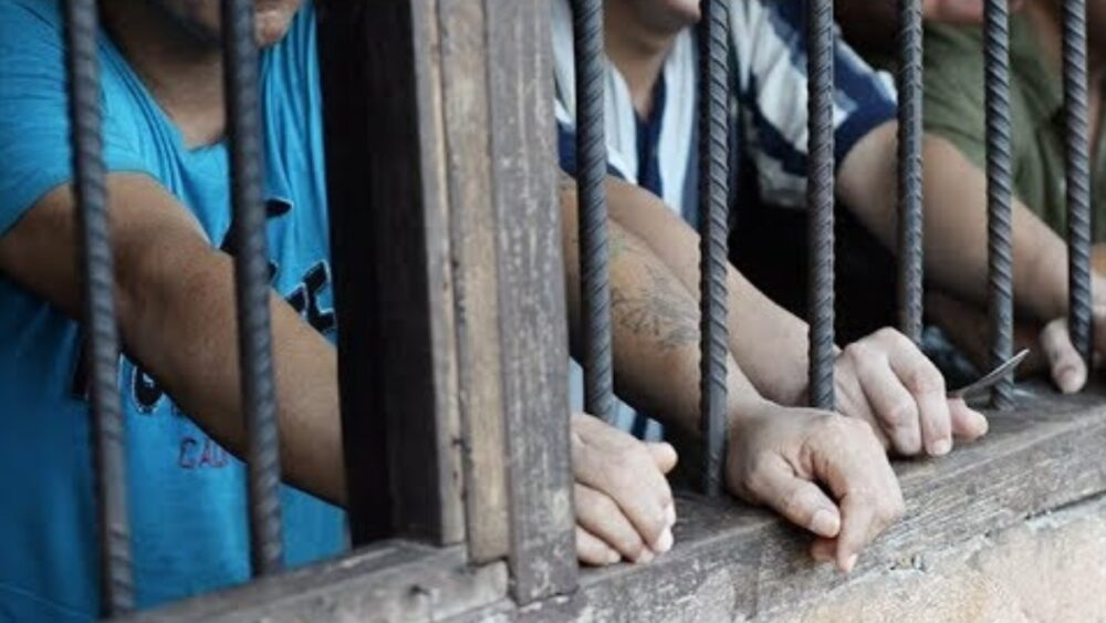 Sin datos, sin políticas, sin derechos: la exclusión de personas LGBT en las prisiones bolivianas