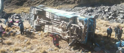 Al menos 20 heridos dejó la caída de un bus a un barranco en la carretera Cochabamba – Oruro