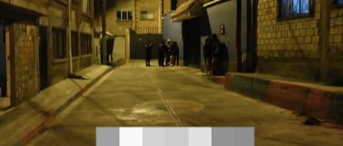 El cuerpo estaba sin cubrir: Cámaras graban el momento del traslado de una mujer asesinada