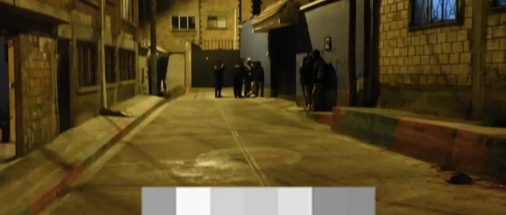 El cuerpo estaba sin cubrir: Cámaras graban el momento del traslado de una mujer asesinada