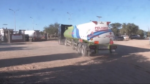 Cisternas esperan en refinería de Palmasola para cargar combustible y distribuir a provincias