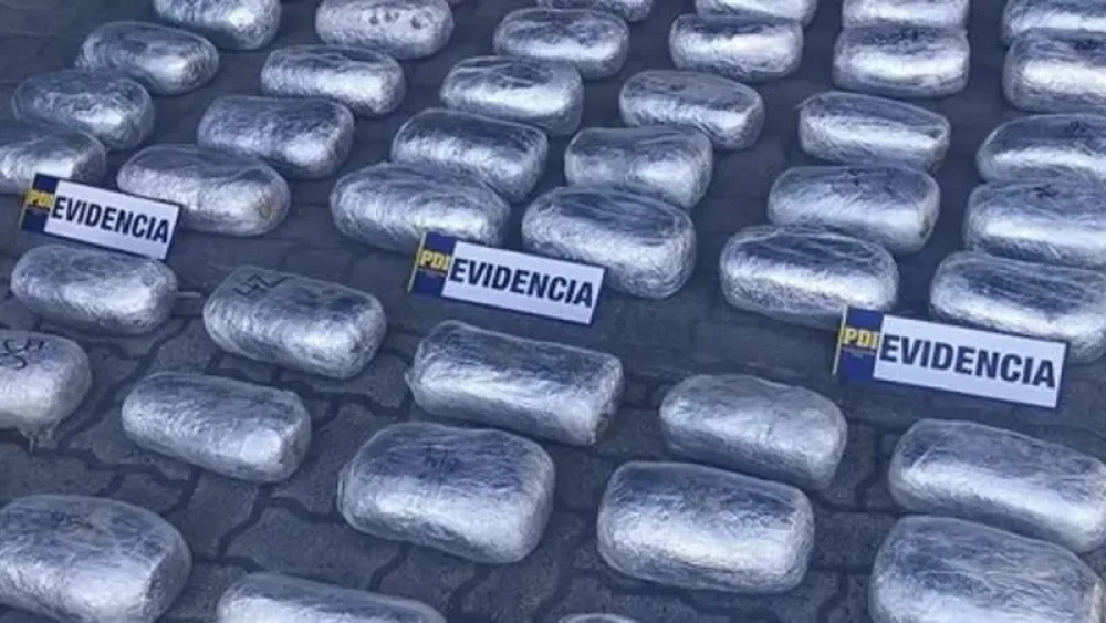 Dos bolivianos caen en la frontera chilena tras ingerir cápsulas con droga