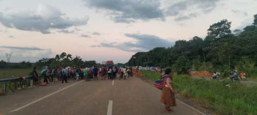 ABC reporta tres bloqueos en Santa Cruz; la Policía frena un cuarto en El Torno