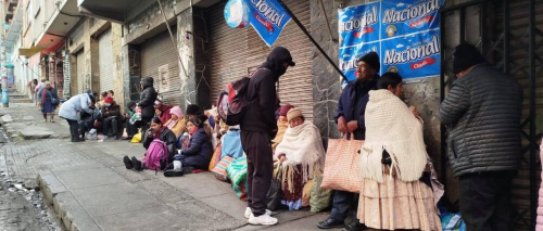 “Hacemos fila solo por un litro de aceite”: Familias dicen que tienen que madrugar en busca del producto en mercados