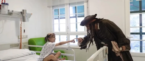 El capitán Jack Sparrow visita a los niños de un hospital infantil en España