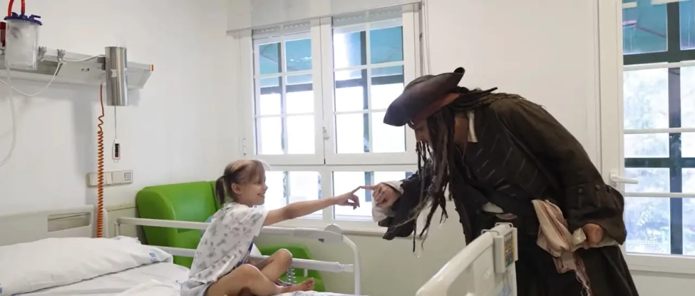 El capitán Jack Sparrow visita a los niños de un hospital infantil en España
