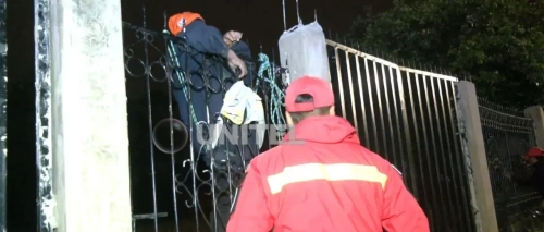 Hombre queda incrustado en una reja al intentar ingresar a una casa de la Villa 1ro de Mayo