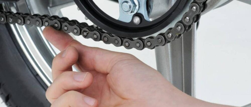 Niño de un año y ocho meses pierde tres dedos de la mano cuando jugaba con la cadena de una moto