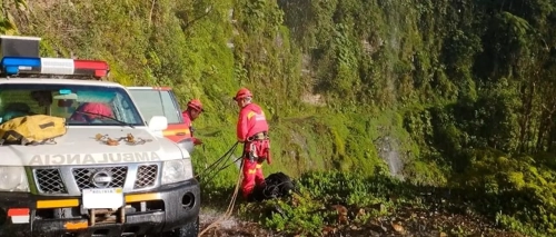 Una niña y dos adultos mueren tras la caída de un auto a un barranco en La Paz