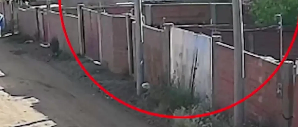 Un video registró la potente explosión que dejó al menos seis heridos y hasta levantó el techo de una casa