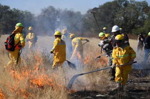 Capacitan a bomberos para prevenir incendios forestales