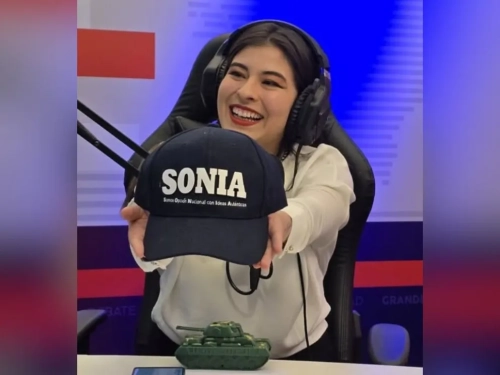 Del Castillo presenta una gorra para su campaña con la inscripción “Sonia”