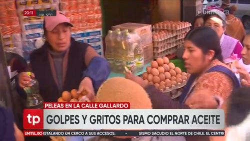Entre gritos y empujones, familias luchan por conseguir aceite en un mercado de La Paz
