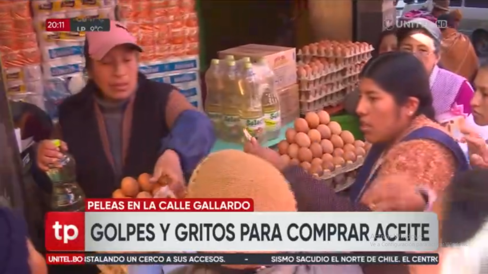 Entre gritos y empujones, familias luchan por conseguir aceite en un mercado de La Paz