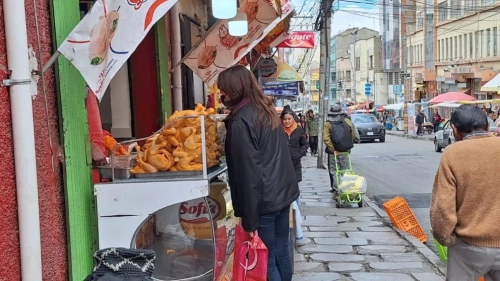 Baja el precio de pollo en mercados de La Paz y el kilo se puede encontrar hasta en Bs 26