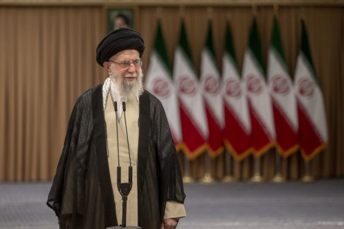 Israel persiste en su ofensiva aérea contra Irán, mientras aguarda la reacción final del ayatollah Khamenei