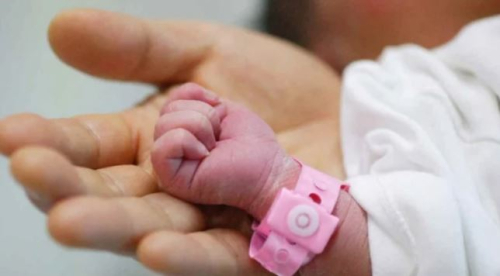 “Nos dijeron que era niña”, dijo el padre de una bebé fallecida que recibió el cuerpo de un niño