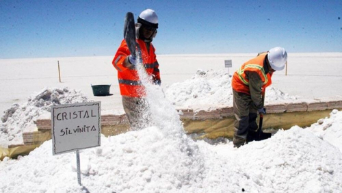 Científicos validan el litio del Salar de Uyuni para fabricar baterías de alta calidad