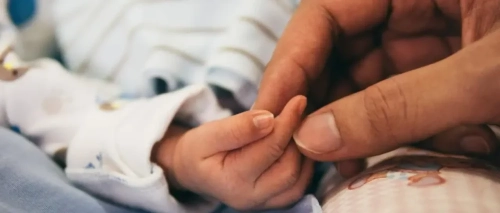 Dictan detención preventiva para los padres de dos mellizos de un año que luchan por su vida