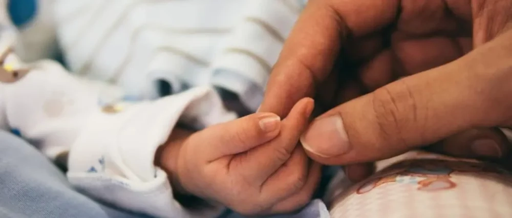 Dictan detención preventiva para los padres de dos mellizos de un año que luchan por su vida
