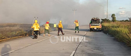 Reportan incendio en la zona de Viru Viru y el viento amenaza la labor de los bomberos