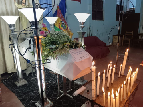Familiares velan los restos de un joven escolar que falleció durante los conflictos de Llallagua