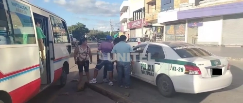 Micrero protagoniza un accidente en Santa Cruz; hay varios heridos