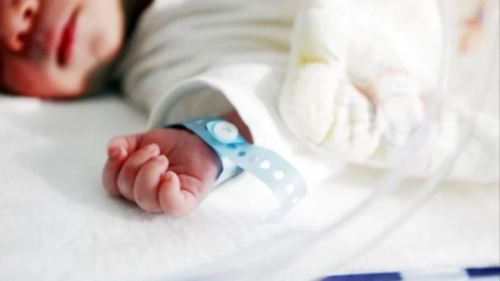 Investigan su muerte: Una mujer cubrió la cabeza de su bebé de 4 meses porque lloraba mucho