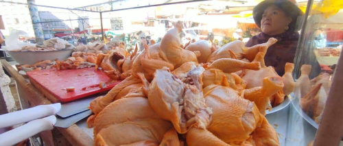 “Nos dicen que no hay combustible”: Comerciantes de un mercado paceño reportan que subió el precio del kilo de pollo