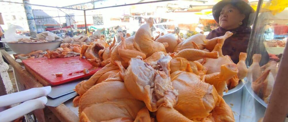 “Nos dicen que no hay combustible”: Comerciantes de un mercado paceño reportan que subió el precio del kilo de pollo