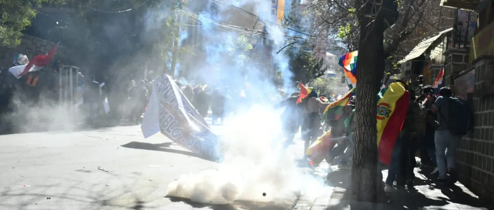 Policía reporta uniformados y un periodista heridos en enfrentamiento con marcha evista