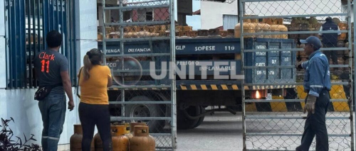Vecinos llegan a las agencias para comprar GLP ante anuncio de paro de camioneros que llevan las garrafas a los barrios