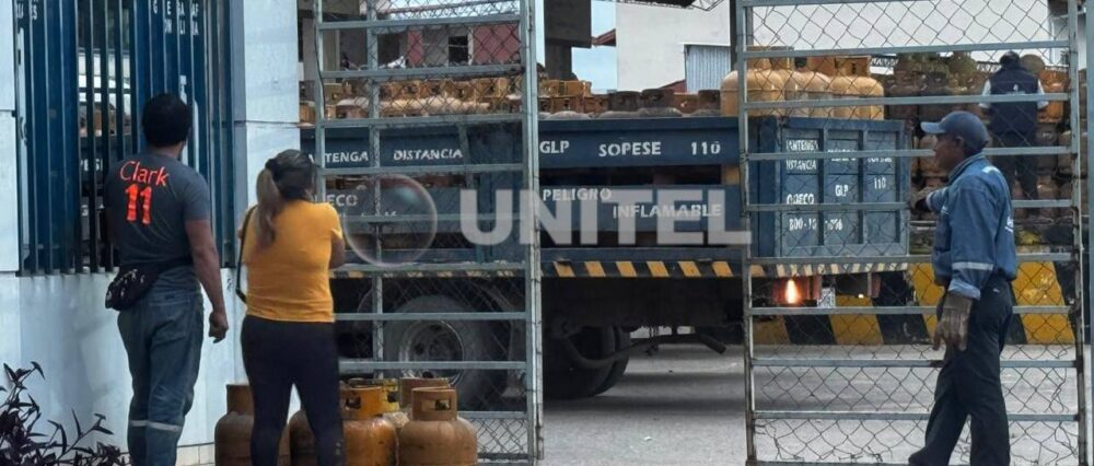 Vecinos llegan a las agencias para comprar GLP ante anuncio de paro de camioneros que llevan las garrafas a los barrios