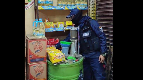 En un mercado de Oruro encuentran ocultos turriles y botellas de aceite para venderlo a mayor precio