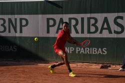 Murkel Dellien da batalla en un extenuante partido, pero cae en el Roland Garros