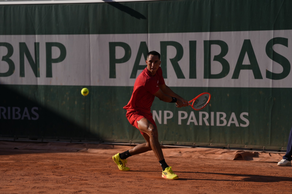 Murkel Dellien da batalla en un extenuante partido, pero cae en el Roland Garros