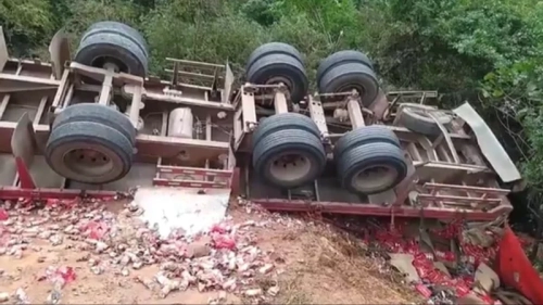 "Perdió el control": Un camión que transportaba cerveza volcó en plena carretera a Mairana