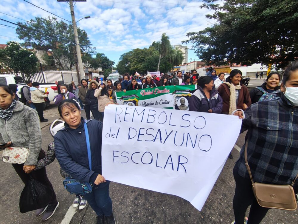 Santa Cruz: Padres de familia exigen bono de Bs 700 por los cuatro meses sin desayuno escolar