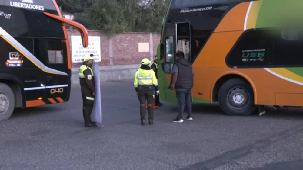 Conductor ebrio intentaba viajar de Cochabamba a Chile con 25 pasajeros