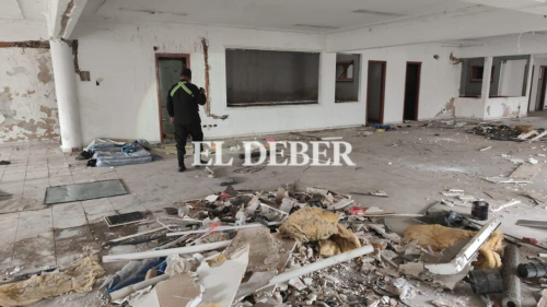 Malvivientes desmantelan un edificio abandonado en el centro cruceño