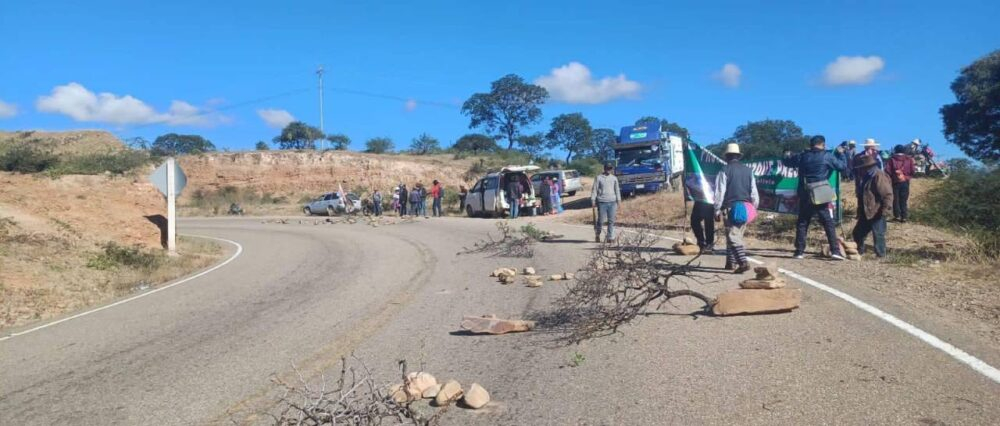 Evistas bloquean la ruta que une Cochabamba con Sucre e insisten con la habilitación de Morales a las elecciones